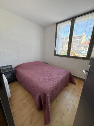 - une chambre avec un lit violet et 2 fenêtres dans l'établissement La Sarcelle, à Fort-Mahon-Plage