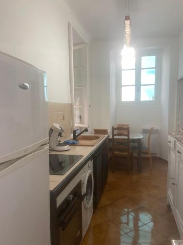 une cuisine avec un évier et un plan de travail dans l'établissement T2 Marché de Bastia, à Bastia