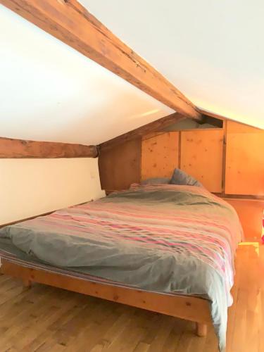 - un lit dans une chambre avec un toit dans l'établissement Magnifique appartement métro Voltaire, à Paris