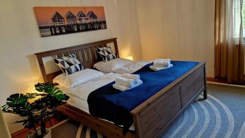 a bedroom with a bed with two pillows on it at Ferienwohnung Ingolstadt Eichstätt Altmühltal in Eitensheim