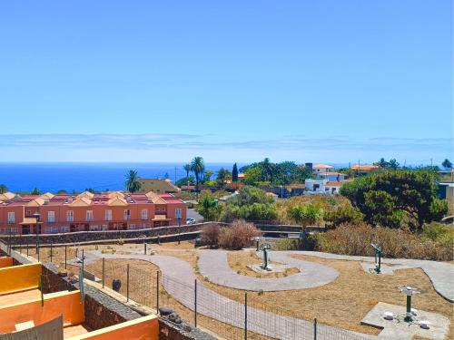a view of a park with houses and the ocean at El Zumacalito in Breña Baja