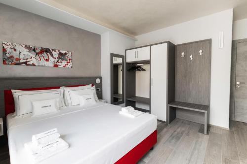 Un pat sau paturi într-o cameră la Corso49 Boutique Rooms