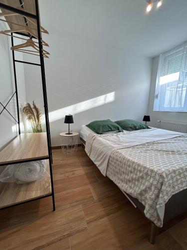 - une chambre blanche avec un lit et une échelle dans l'établissement Julia Amnéville proximité A31 Thermes Lux, à Amnéville