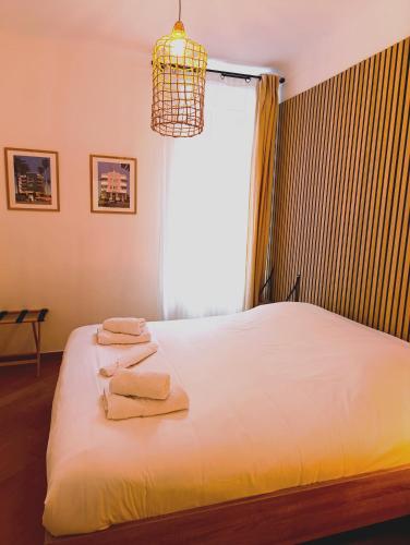 une chambre avec un lit avec des serviettes dessus dans l'établissement Design Appartment 100sqm close to Palais Beach and Restaurants, à Cannes