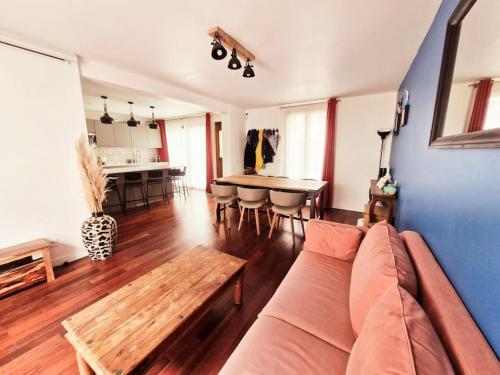 un salon avec un canapé et une table dans l'établissement belle Maison familiale, jardin, à LʼÎle-Saint-Denis