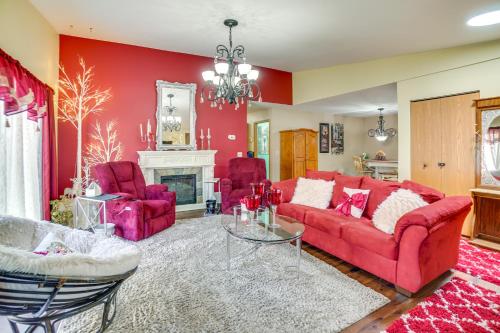Posezení v ubytování Pet-Friendly Sheboygan Home 4 Mi to Lake Michigan