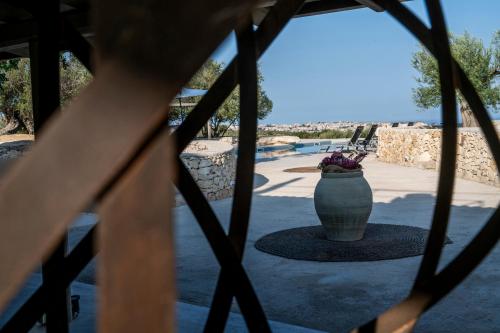 a view of a vase with flowers in it at Villa Petra Noto - Rooms and More in Noto