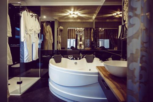 Bathroom sa Boutique Hotel Opus One
