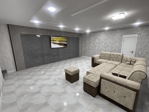 タシュケントにあるTownHouse Near To Tashkent Terminal 3の広いリビングルーム(ソファ、テレビ付)