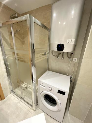 a washer and dryer in a small bathroom at Pequeno paraiso in Ifach