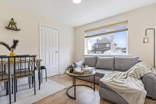 a living room with a couch and a table at 2 Bed Flat - Gatwick Airport - FREE PARKING in Redhill