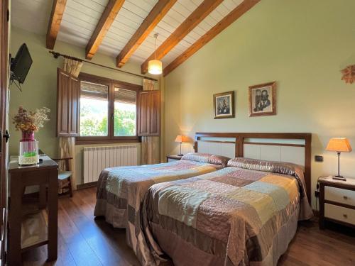 ein Schlafzimmer mit einem Bett und einem Fenster in der Unterkunft Casa Rural Acebal in Santurde