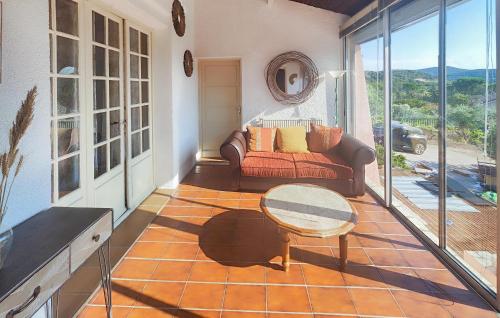 un salon avec un canapé et une table dans l'établissement Awesome Home In Roquebrun, à Roquebrun