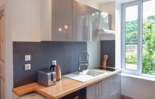 Η κουζίνα ή μικρή κουζίνα στο Cozy Apartment In Cherbourg-En-Cotentin