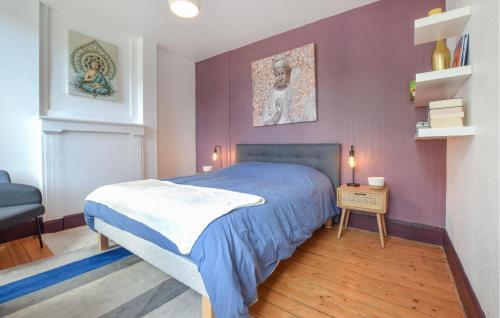une chambre avec un lit avec un mur violet dans l'établissement Cozy Apartment In Cherbourg-En-Cotentin, à Cherbourg en Cotentin