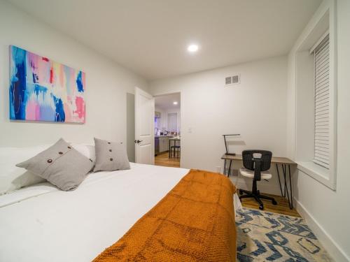 une chambre blanche avec un lit et un bureau dans l'établissement Cornhill Apt Wfreeparkingkitchenwd, à Rochester