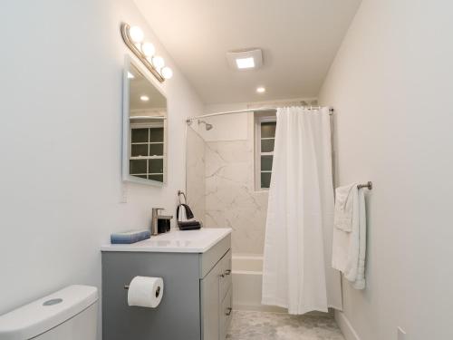 une salle de bain blanche avec lavabo et douche dans l'établissement Cornhill Apt Wfreeparkingkitchenwd, à Rochester