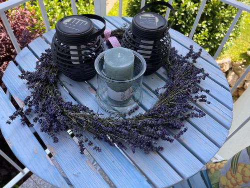 a table with a candle and a wreath on it at Ferienwohnung mit Charme in Eurasburg