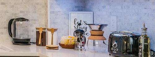 Kuchyň nebo kuchyňský kout v ubytování Cornhil 1bed-equippedkitchen,highfalls,dt,tvwifi