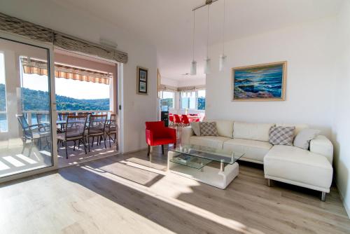 una sala de estar con un sofá y una mesa en Apartmani Babić, en Sevid