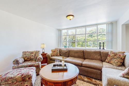 a living room with a couch and a table at Tierra De La Maracuyá in Fallbrook