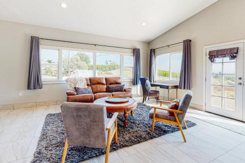 a living room with a couch and chairs and a table at Tierra De La Maracuyá in Fallbrook