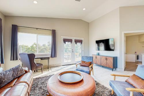 a living room with a couch and a table at Tierra De La Maracuyá in Fallbrook