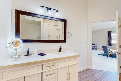 a bathroom with a sink and a mirror at Tierra De La Maracuyá in Fallbrook