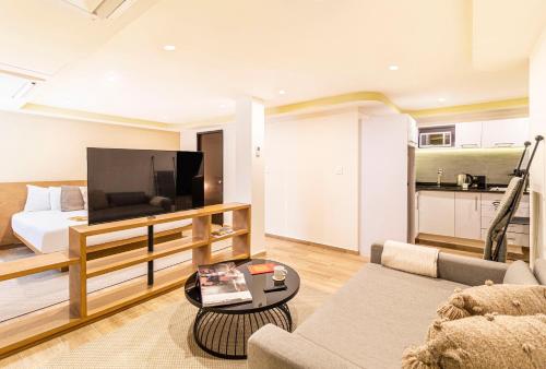 a living room with a bed and a couch at Grand Chapultepec Residencial in Mexico City