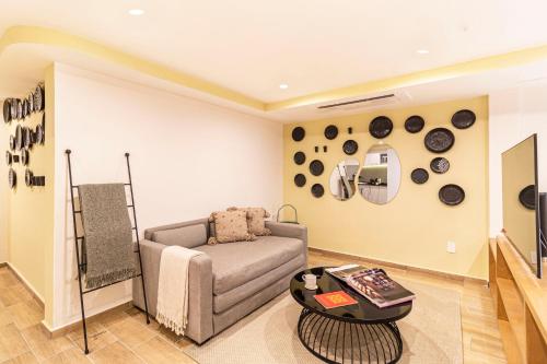 a living room with a couch and a table at Grand Chapultepec Residencial in Mexico City