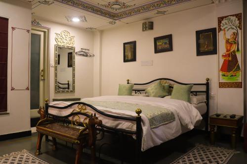 Ένα ή περισσότερα κρεβάτια σε δωμάτιο στο Hotel Mewar Haveli - At Lake Pichola