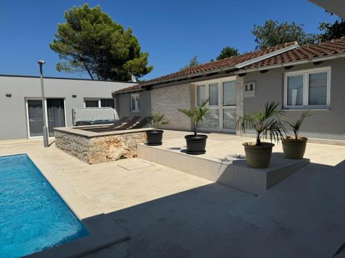 a backyard with a swimming pool and a house at Residence Monte Magno in Pula