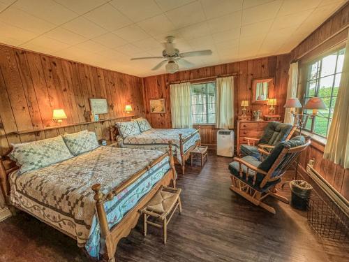 a bedroom with two beds and a couch at Hemlock Inn in Bryson City