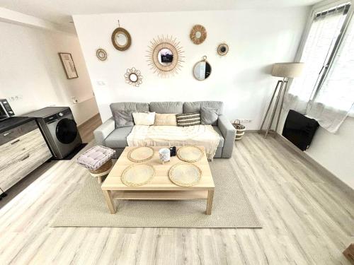 un salon avec un canapé et une table basse dans l'établissement Appartement centre ville, à Dijon