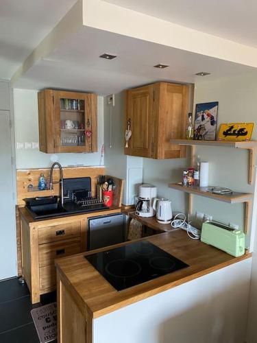 une cuisine avec des armoires en bois et un comptoir dans l'établissement La Plagne, Montchavin, les Coches, à La Plagne Tarentaise