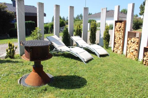 two chairs and a bird bath in the grass at Der Eulenschlupf in Ühlingen-Birkendorf