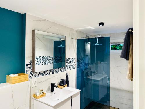 a bathroom with a sink and a shower at B&B Eekhoornpad in Tilburg