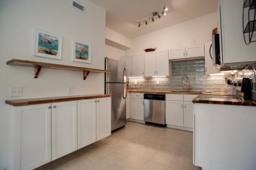 Newly Renovated Duplex, Upper Unit, 4th row from the beach photo 6