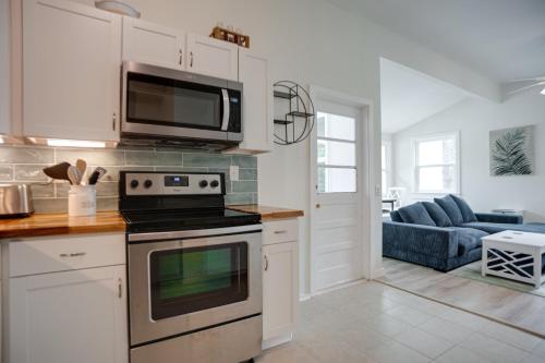 Newly Renovated Duplex, Upper Unit, 4th row from the beach photo 8
