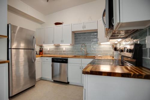 Newly Renovated Duplex, Upper Unit, 4th row from the beach photo 7