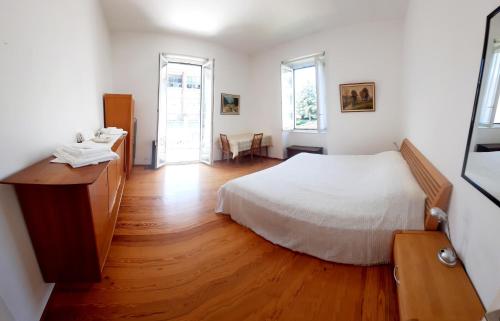 Postel nebo postele na pokoji v ubytování Ampie camere Locarno