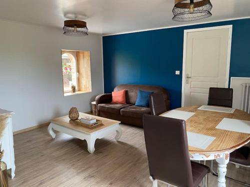 un salon avec un canapé et une table dans l'établissement Gîte le Lavoir, à Oger