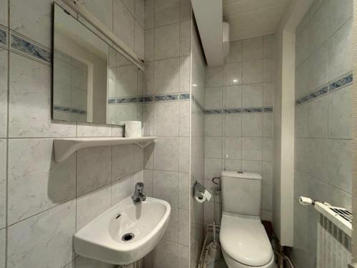 une salle de bain blanche avec des toilettes et un lavabo dans l'établissement Spacieux 3 pièces avec balcon, coeur des commerces à Tignes - FR-1-449-22, à Tignes