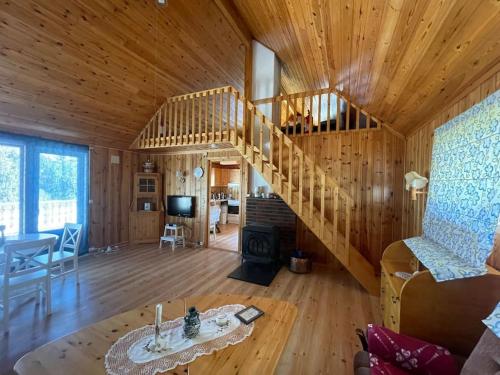 サルプスボルグにあるFin landlig hytte med utsiktの螺旋階段とリビングルームのある木造の部屋