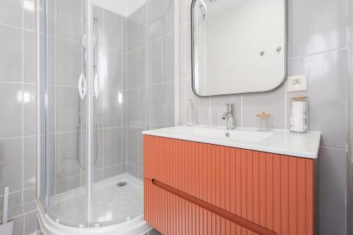 une salle de bain avec un lavabo et une douche dans l'établissement Le Nid - Charmant Studio au Cœur d'Arles, à Arles