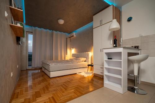 Un dormitorio pequeño con una cama y una ventana. en La Casa Studio Apartman, en Subotica