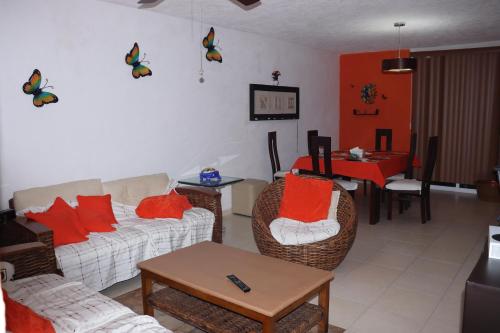 a living room with a couch and a table at depto relajante Diamante in Acapulco