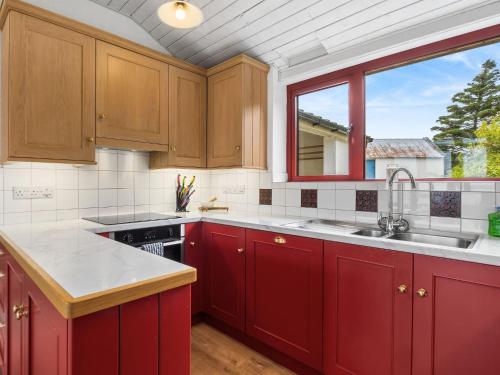 Kuchyň nebo kuchyňský kout v ubytování Salmon Cottage