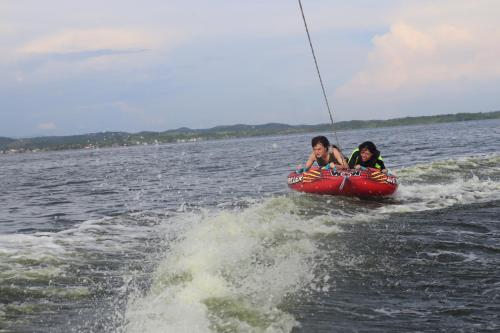 two people riding on a boat in the water at depto relajante Diamante in Acapulco