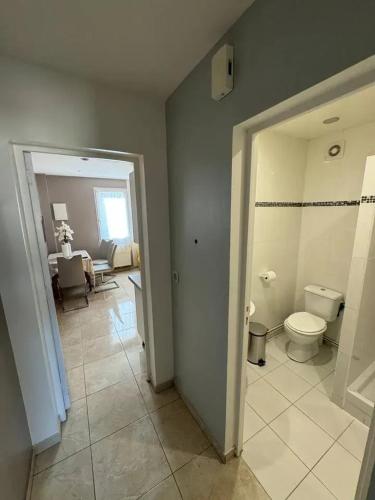 Il comprend un salon et une salle de bains pourvue de toilettes. dans l'établissement Appartement moderne à Villiers-le-Bel - 35 m² - Pour 4 personnes., à Villiers-le-Bel
